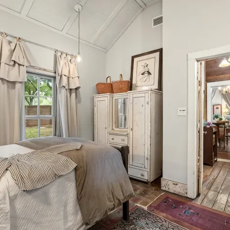 Historic 1890s Cottage: Walk to Historic Square, Beach, & Hiking Trail!