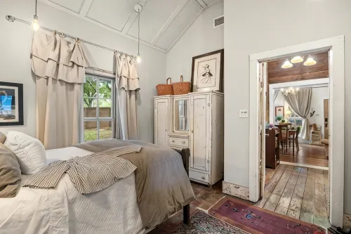 Historic 1890s Cottage: Walk to Historic Square, Beach, & Hiking Trail! - Kitchen