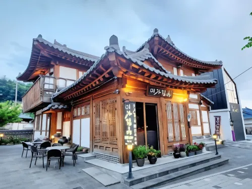 Iga Hanok-Awarded Architectural Culture Award - parking