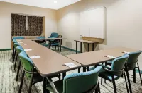 Microtel Inn & Suites by Wyndham Dickson City/Scranton - parking
