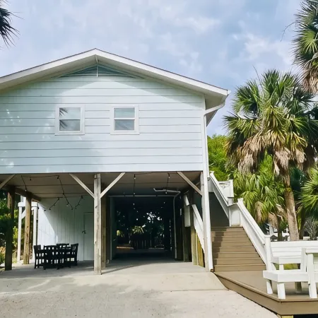 Treehouse Cottage Walk to Access 32, Whaley's & Bingo Boat Space + Beach Gear