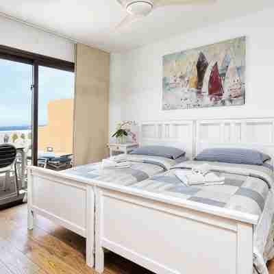 Exclusive Penthouse close to the beach, heated pool, aircondition, dishwasher Rooms