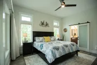 Modern Soundfront Studio, Pier access, Sunsets, Fishing, Watersports, Beach - 4-Star