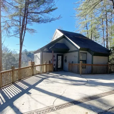 Less than 5 Minutes from downtown Helen. Beautiful Views of Mt. Yonah!