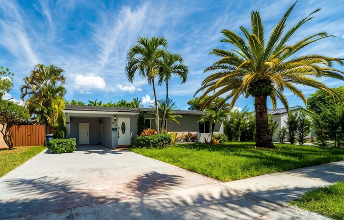Grey Manor – Spacious 3Br/2BA Hallandale Home, Heated Pool & Smart Amenities