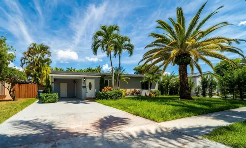 Grey Manor – Spacious 3Br/2BA Hallandale Home, Heated Pool & Smart Amenities - Wifi