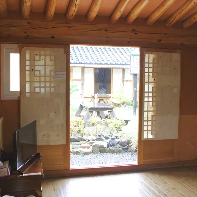 Gyeongju Rockheewon Hanok Stay Отели рядом с достопримечательностью «Галерея «Хонджасу»»