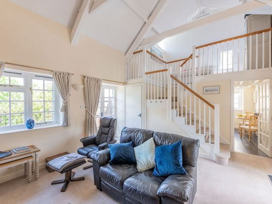 Beautiful, Romantic  Cottage in Rural Setting with Country Club Membership.