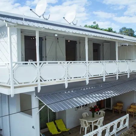 Porcelaine: Stylish apartment with seaview from its balcony
