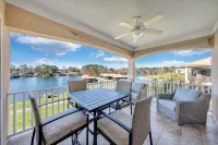 "Hook, Wine, and Sinker" Large 5-bed lakefront villa-pool, hot tub, and courts -  Casas de vacaciones
