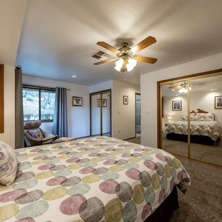Next to Sequoia National Park Entrance and Pet Friendly!