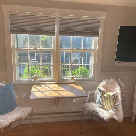 Cozy upper studio- fully equipped & close to town, harbor, shops & restaurants!