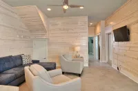 In-town coastal getaway, with a heated pool & level 2 Tesla EV charger on site. - con encanto