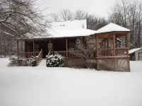 Log Cabin in Farm Country Setting - 2-Sterne