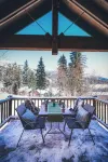 The Lynx Retreat - Slopeside Ski In/Out Home Near Glacier National Park -  Habitaciones en casas particulares