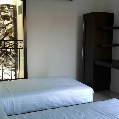 Raya Resort Hotel Hotel berhampiran Stesen Kediri
