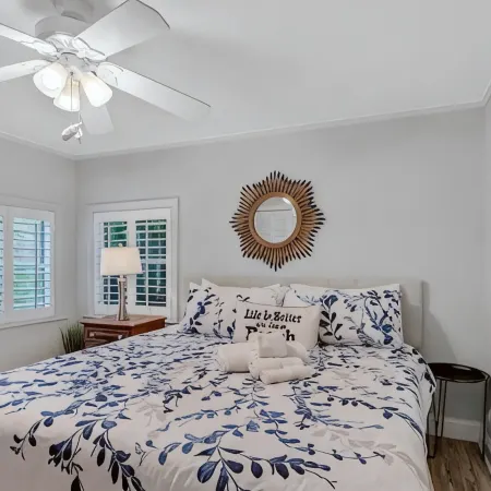 Key Lime Cottage - Updated - 1 Minute Walk to Beach & Pier