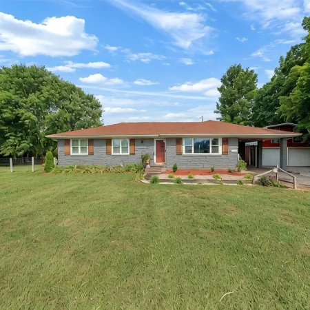 Charming 3-bedroom house "Cavern" with tons of amenities in Cave City.