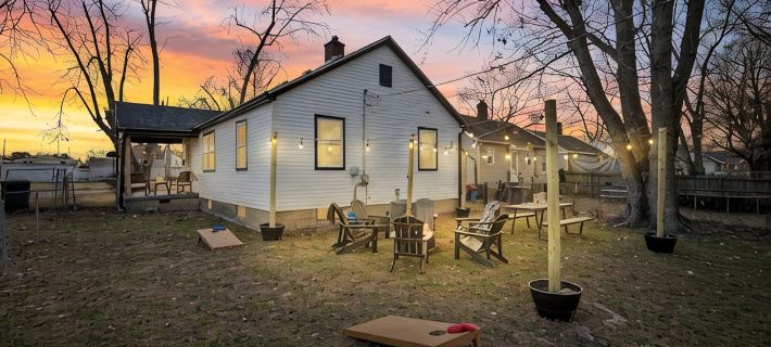 Urban Oasis: A Charming Downtown Retreat with Game Room, Firepit and Yard Games Hotels in Vanderburgh County