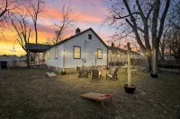 Urban Oasis: A Charming Downtown Retreat with Game Room, Firepit and Yard Games - 精品