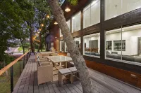 LUX Modern "Treehouse" on Private Lake - Gameroom, Kayaks, Bunkhouse, more! - 4 星級