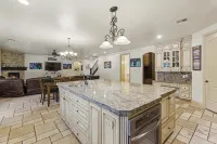 Hot Tub Game Room. Sleeps 17. You Tube TV. 20 minutes to Zions Natl Park - 4-Star