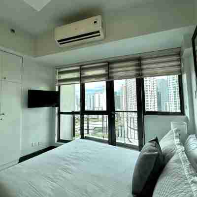 KL Tower Spacious Parkview 1BR w/ Balcony near Greenbelt Mall Makati Rooms