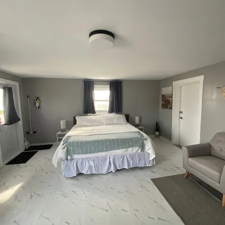 Chapel Suites - Deluxe King Suite