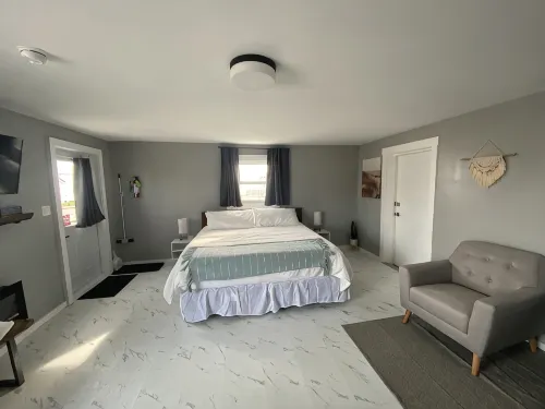 Chapel Suites - Deluxe King Suite - Homestays