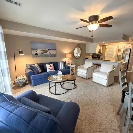 NEW LISTING *Lakefront* Sleeps 6* Pool*