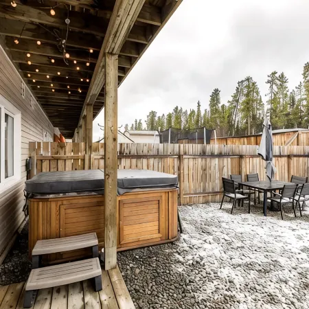 Mountain Haus w/ HOT TUB & large backyard w/firepit. Only 7 mins to downtown