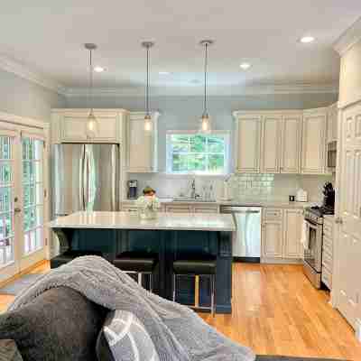 Modern House in Clifton Gaslight - 3 BR 3BA with Walkable Shops and Restaurants Others