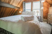 Cozy Poconos Getaway with Firepit, Beach & Lake Access. Minutes to the Beach - Hytter