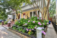 Historic & sunny home w/ Fireplace steps from USNA & Downtown Annapolis
