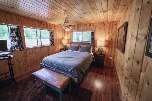 Riverside Mid-Century Cabin with Mountain Views - Chalets