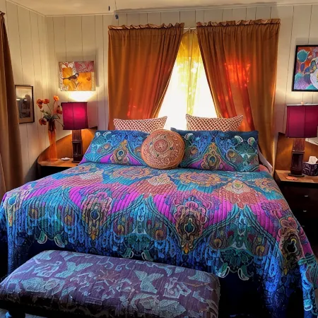 Artistic home and gardens  Just a stones throw to Roosevelt Lake.