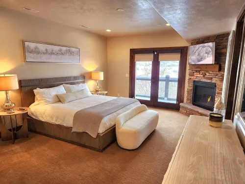 Luxury Deer Valley East Retreat with Stunning Lake Views - 1.5 Miles from Slopes - Bathtub