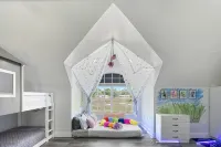 5 bedrm Paradise w/ your own POOL + LAZY RIVER