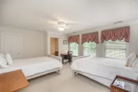 10 bedroooms/baths, 4 mi from VT - 3-Star