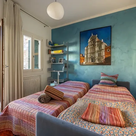 Stunning house, 4 bedrooms, 3 outside spaces, near St Mark's, in a typical square