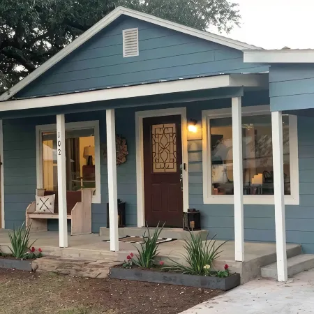 The Bluebird- Bungalow w Spa & Outdoor Living