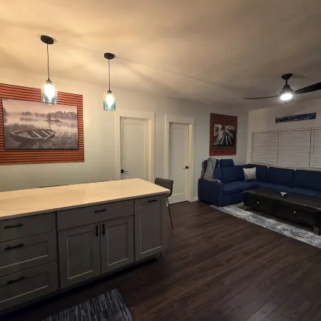 2/1 guesthouse with boat parking, outdoor shower, jetted tub, & craft ice!