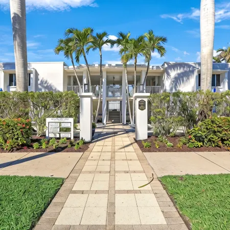 5th Ave Beach Club 1 Bedroom condo 1.5 Blocks from the Beach! Perfect Location!