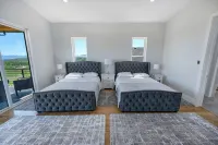LAKE EFFECT LODGE, Full Ideal Beach Access: Pool~Hot Tub~Mini Golf~Sports~Games - Chalets