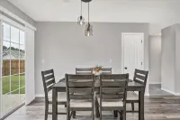 NEW! Beautiful Updated House w/ Fenced Backyard! - 4 stjerner