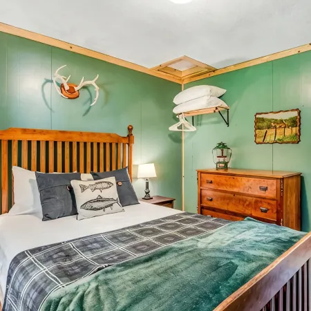 Lured Den - Private Lakefront Cottage - Hot Tub! Hotels in Conover
