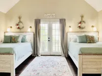 The Retreat @ Carlton Landing, an Elegant Farmhouse located in a 5 star resort!! - 4-Star