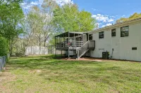 Renovated Family Home, Fenced Yard- 2King Full over Full Beds-Bunk Room - Wifi