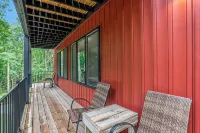 Big Red! Modern clubhouse with Hot Tub! Walking distance to Castle - 4 bedrooms - 4-Star
