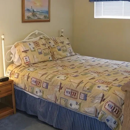 C 208 Cozy lakefront walk-in level condo!